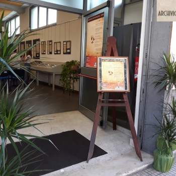 Ingresso dalla via G. La Farina che immette nella ampia Sala mostre - convegni